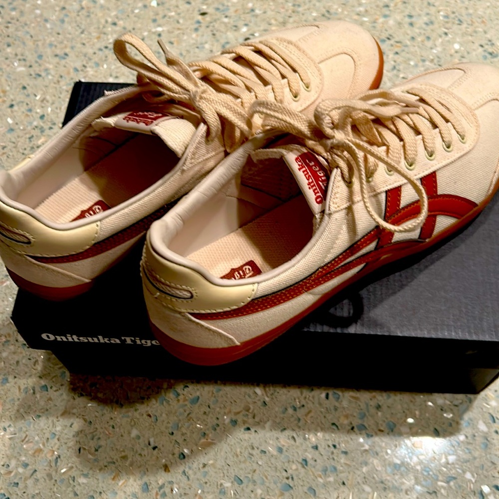 Onitsuka Tiger cream canvas with caramel detail. Perfect condition. Worn once.